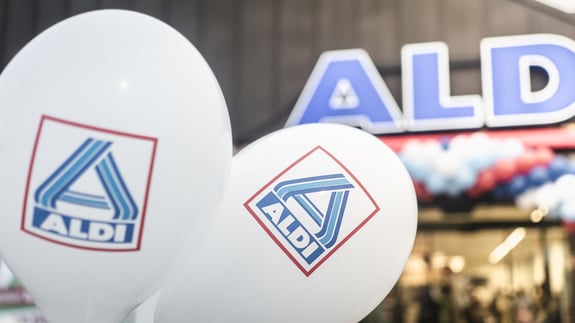 Ansicht einer ALDI-Supermarktfiliale mit Luftballons im Freien. ALDI Dänemark steigert Effizienz mit tamigo im Filialmanagement.