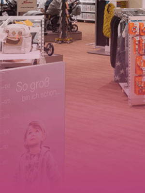 Display of children's clothing in the store of tamigo customer BabyOne.
